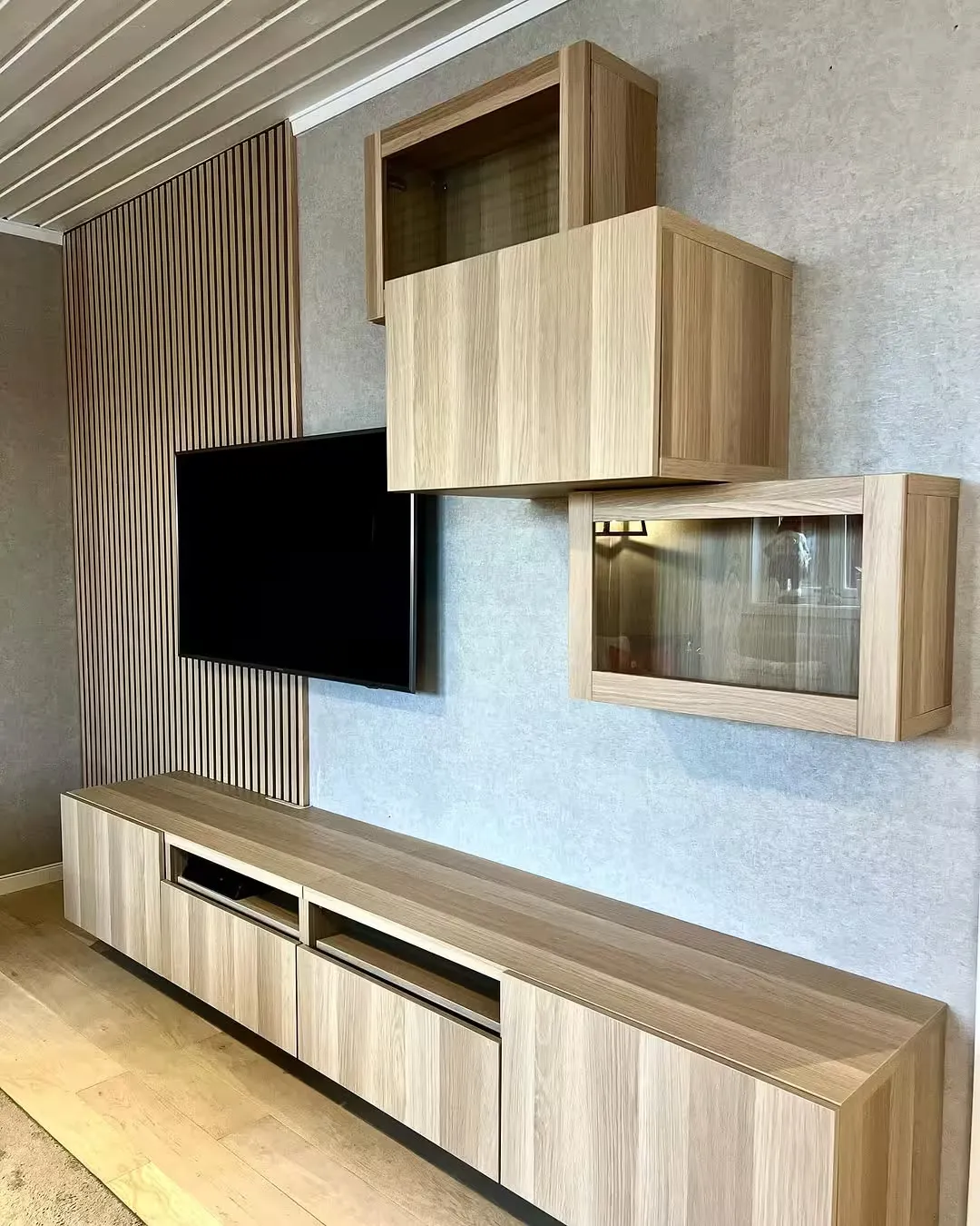 Eikespiler på TV-veggen